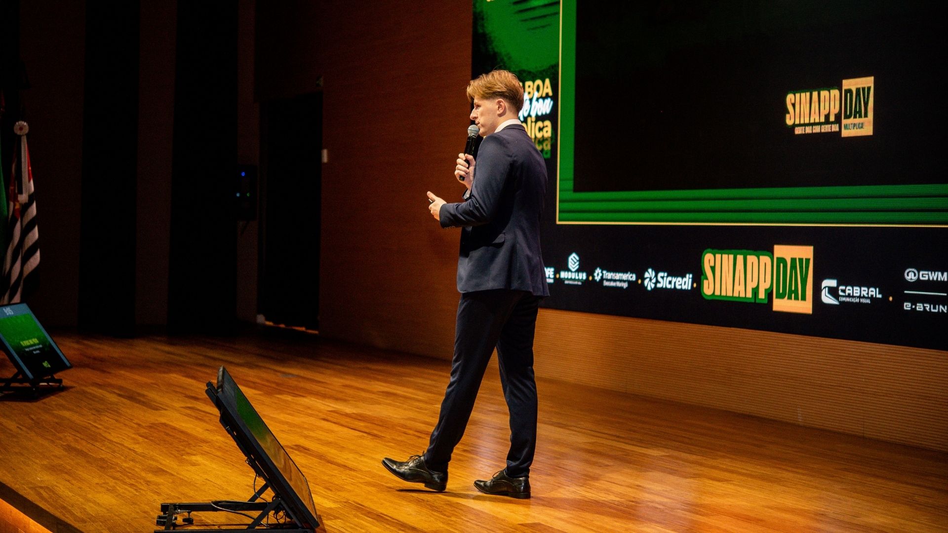 Carlos Daniel falando em público durante uma apresentação sobre comunicação e oratória